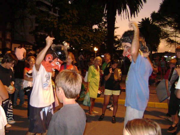 Los cabezudos divirtieron a la gente que se acercó a las celebraciones del Centro Vasco de Necochea (foto NecocheaEE)